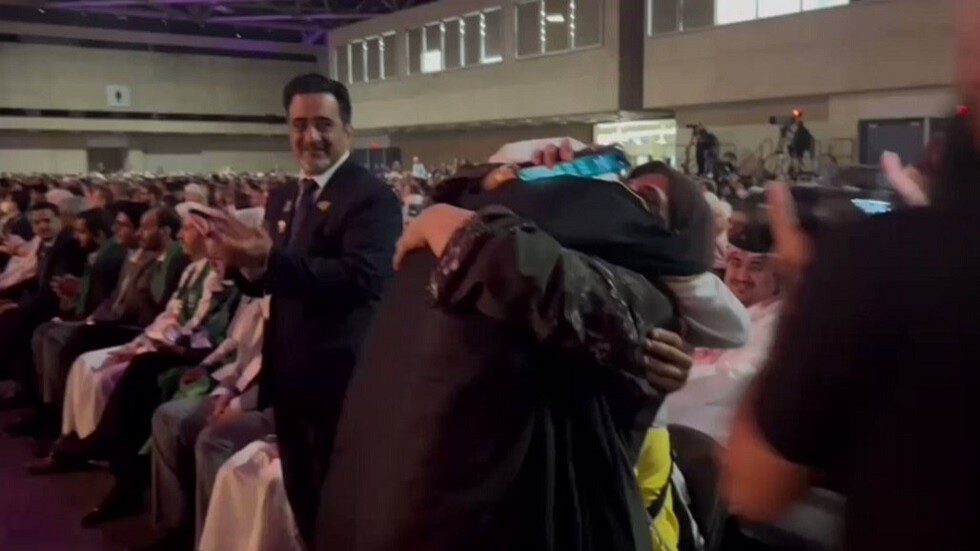 مشهد مؤثر.. طالب سعودي يقبل قدمي أمه في معرض "آيسف 2023" بمدينة دالاس الأمريكية (فيديو)