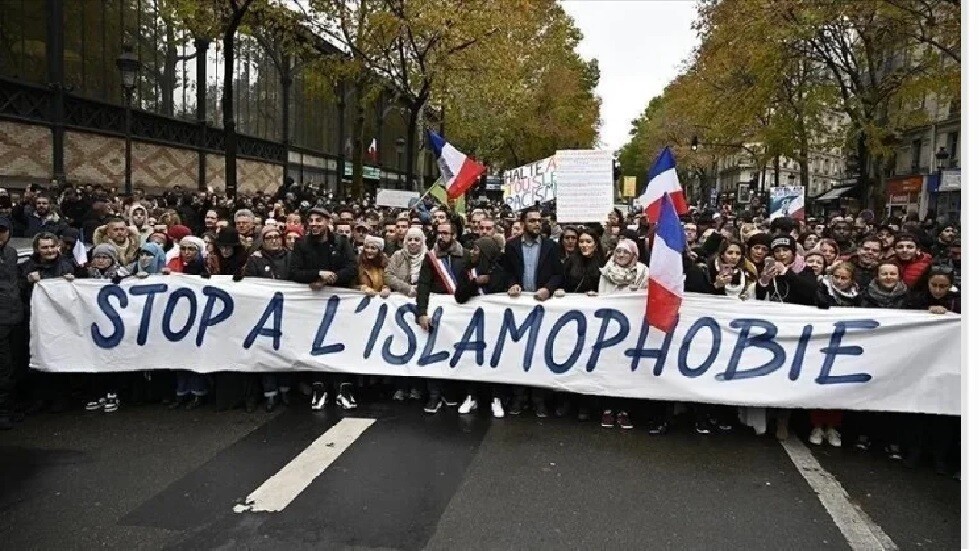 "ميديا بارت": العنصرية خرجت عن حدها ضد المسلمين في فرنسا والمخابرات تراقب غياب التلاميذ في الأعياد