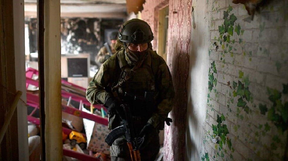 خبير عسكري يوضح أهمية تحرير أرتيوموفسك