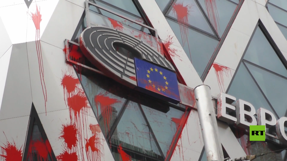 محتجون يلقون طلاء على مبنى البرلمان الأوروبي خلال مسيرة السلام المناهضة للناتو في بلغاريا