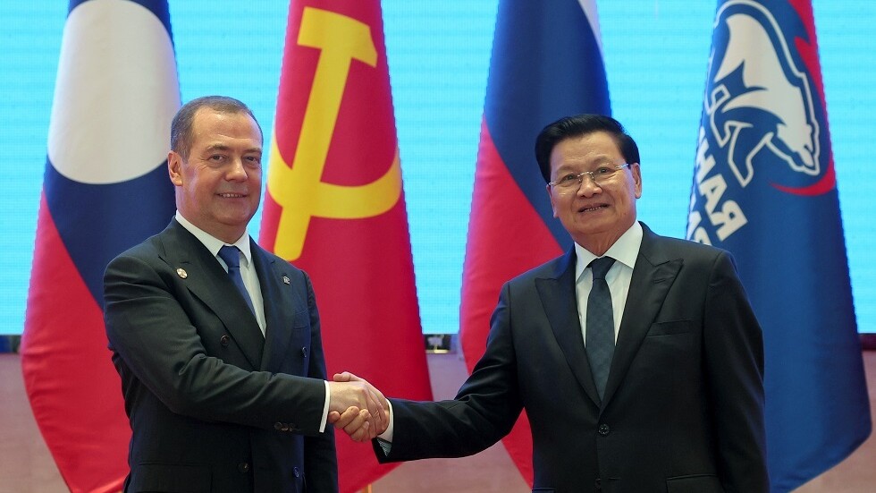 مدفيديف يلتقي رئيس لاوس