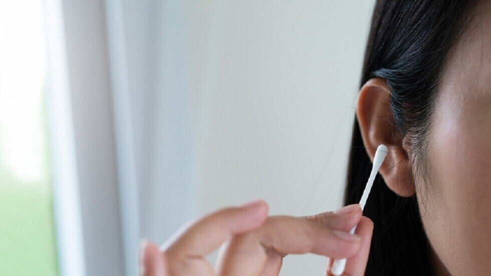 أطباء يوضحون الأخطاء في كيفية تنظيف الأذنين