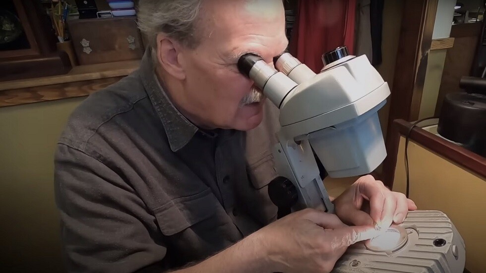 أمريكية تستعيد خاتما ذهبيا مرصعا بالألماس أضاعته بالمرحاض قبل 13 عاما (صورة + فيديو)