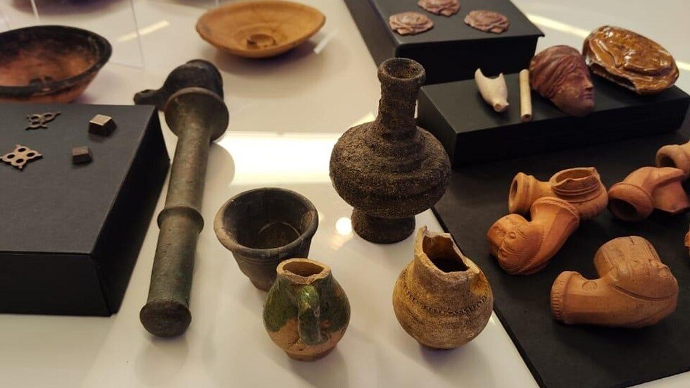 علماء الآثار يكتشفون في موسكو قطعة من كأس التتويج تعود للقرن 18