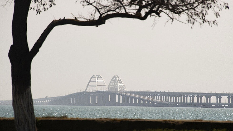 رصد سحابة من الدخان فوق جسر القرم والسلطات تصدر بيانا (فيديو)