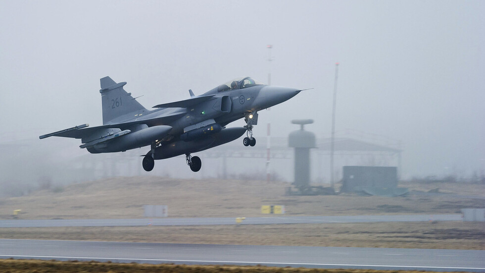 السويد تبحث اختبار الطيارين الأوكرانيين لطائراتها المقاتلة من طراز "غريبن"