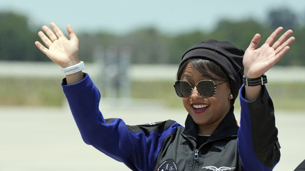 مع قرط جدتها..رائدة الفضاء السعودية الباحثة ريانة برناوي تجري أولى تجاربها العلمية في الفضاء  (صورة)