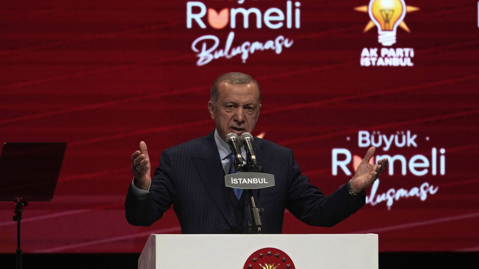 أردوغان يسخر ويفسر معنى