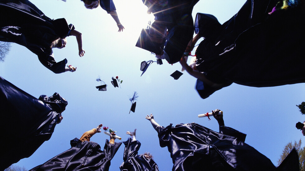 بمفاجأة مذهلة.. ملياردير يثير صراخ الخريجين في جامعة أمريكية (فيديوهات)