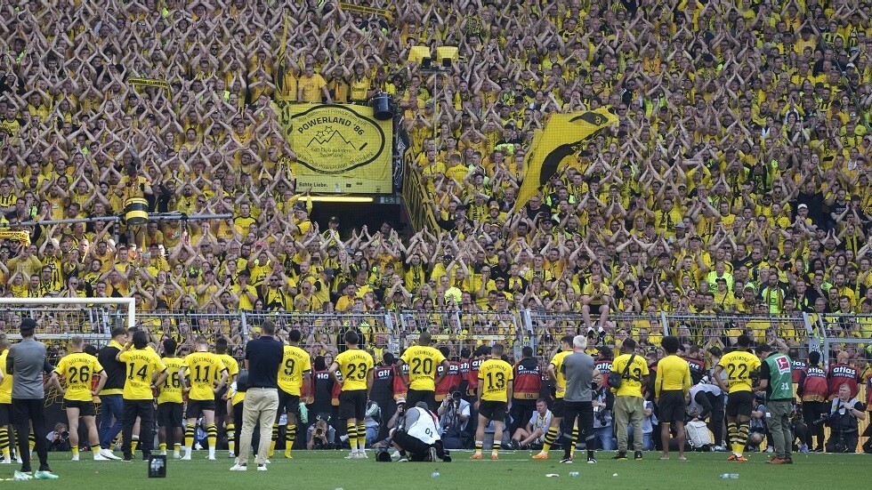 مفاجأة كبرى.. بوروسيا دورتموند يفرّط بلقب الدوري الألماني "بغرابة" شديدة (فيديو)