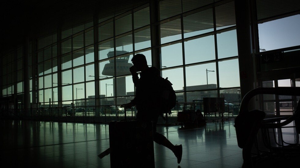 ما قصة تهريب الحشيش في الأماكن "الحساسة"؟.. جمارك مطار القاهرة تضبط أحدهم (صور)