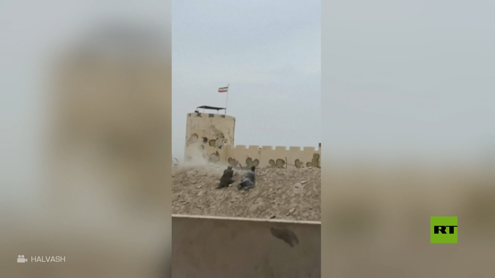 شاهد.. عناصر طالبان يهاجمون نقطة حدودية إيرانية