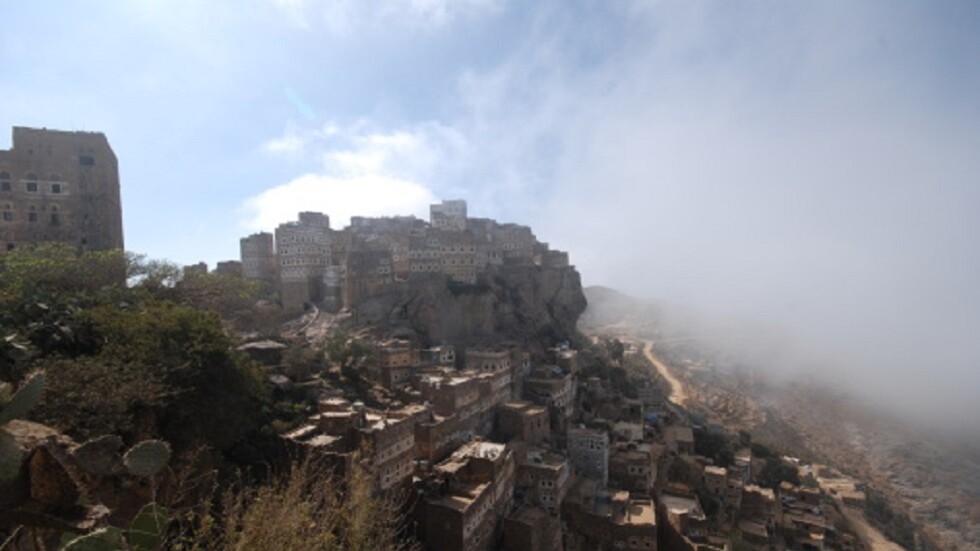 اليمن.. مصرع 5 أشخاص بسقوط سيارة في بحيرة شلال مائي