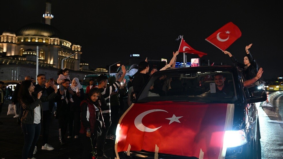"حلوى وألعاب نارية".. اللبنانيون يحتفلون بفوز أردوغان بالانتخابات الرئاسية التركية (فيديو)