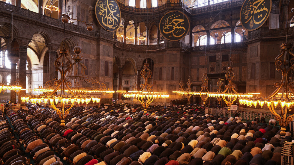 صلاة الفجر في آيا صوفيا بعد فوز أردوغان.. مشهد مهيب (فيديوهات)