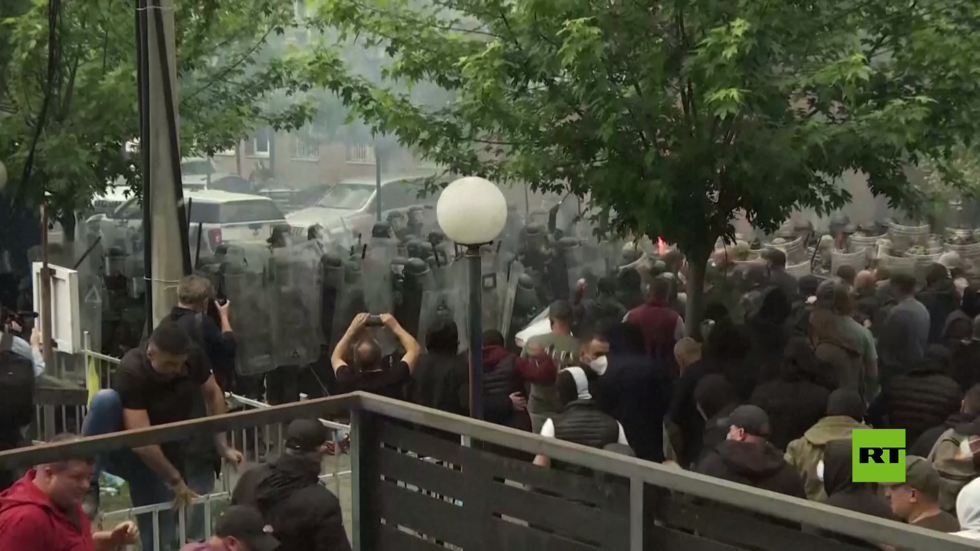 بالفيديو.. اشتباكات جديدة بين الصرب وقوات الناتو في كوسوفو