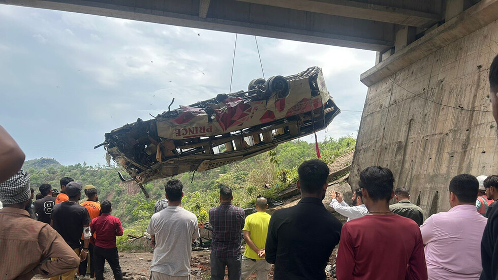 الهند.. مصرع 10 أشخاص وإصابة 55 بانقلاب حافلة حجاج (صور)