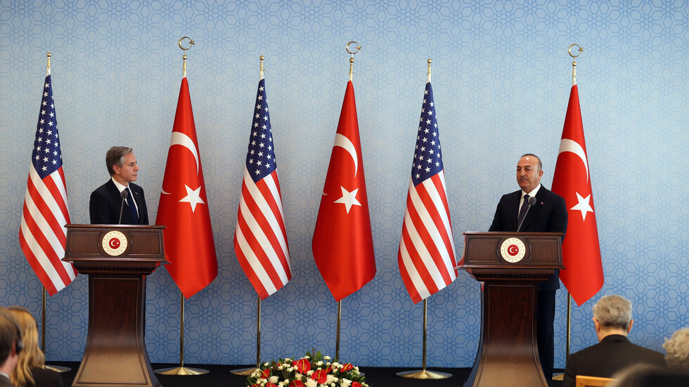 تشاووش أوغلو وبلينكن يبحثان صفقة الحبوب وعضوية السويد في الناتو