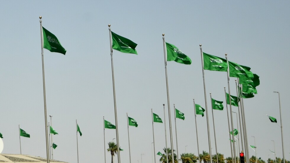 السعودية..مقطع فيديو من عملية مداهمة لوكر تاجر مخدرات يثير تفاعلا في "تويتر" (فيديو)