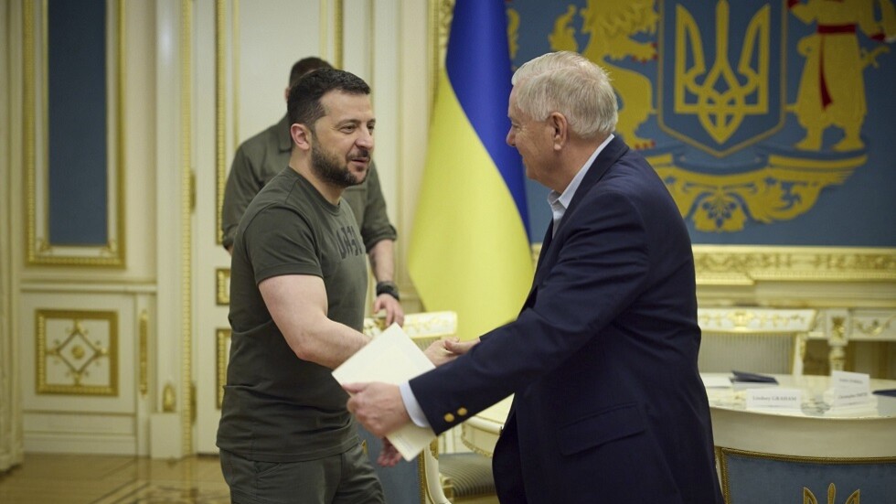 السيناتور الأمريكي غراهام: زيلينسكي أطلعني على خطط الهجوم المضاد