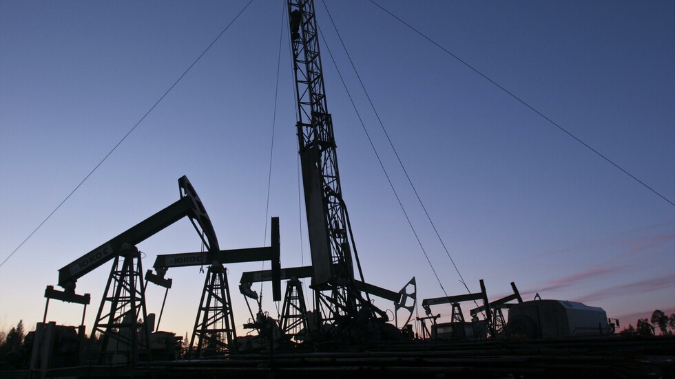 انخفاض أسعار النفط والأنظار إلى اجتماع "أوبك+"