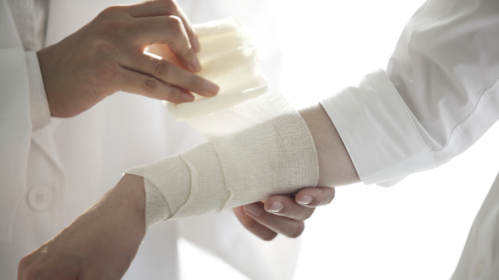 تطوير "ضمادة ذكية" لتعقيم وعلاج الجروح المزمنة التي لا تلتئم