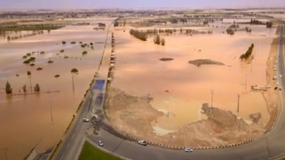 انهيار جزئي لسد في السعودية والسلطات تصدر بيانا (صور + فيديو)