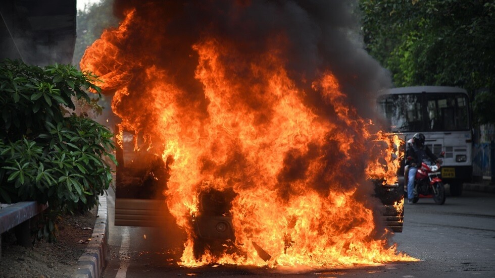 مصر.. اشتعال النيران في ميكروباص وتفحّم وإصابة 9 ركاب (صورة)