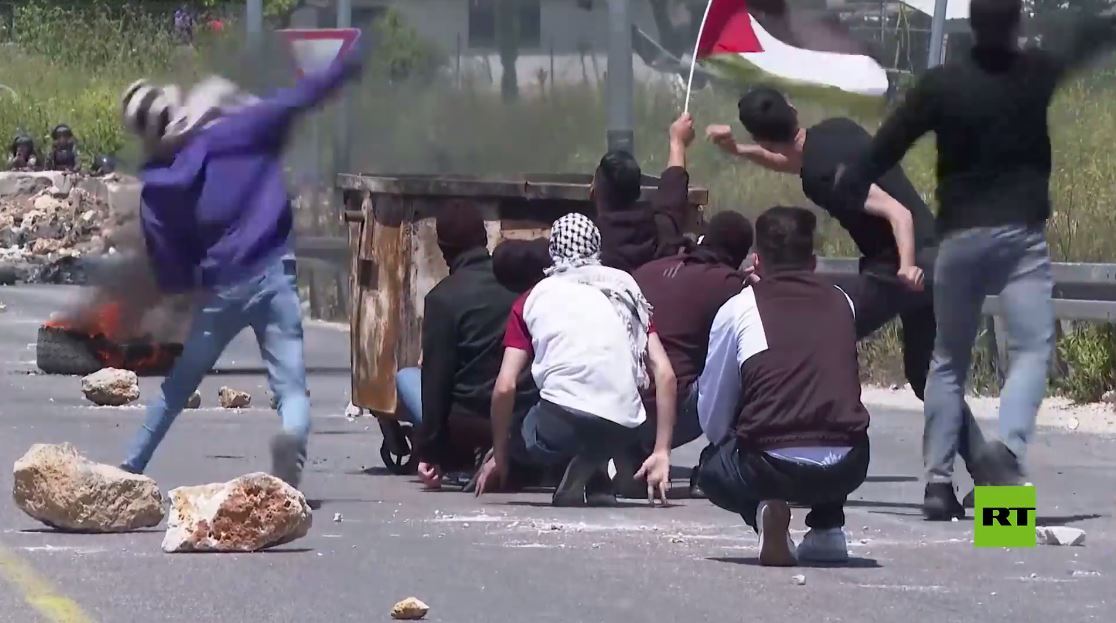 بالفيديو.. اشتباكات ومواجهات بين الشرطة الإسرائيلية والفلسطينيين بعد وفاة الأسير خضر عدنان