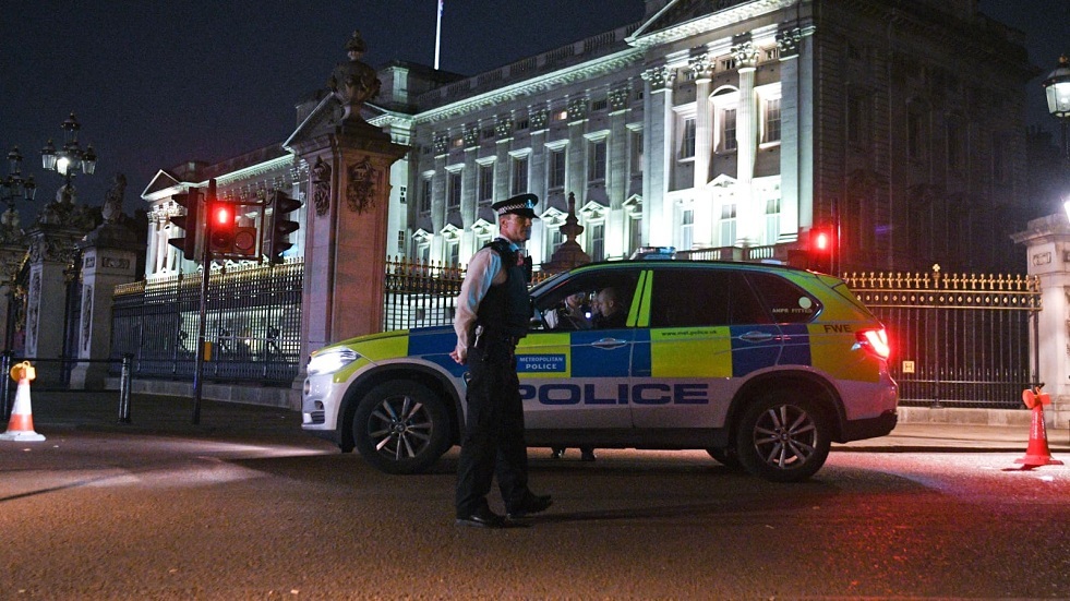 بريطانيا.. شرطة لندن تعتقل رجلا يشتبه بأنه مسلح قرب 