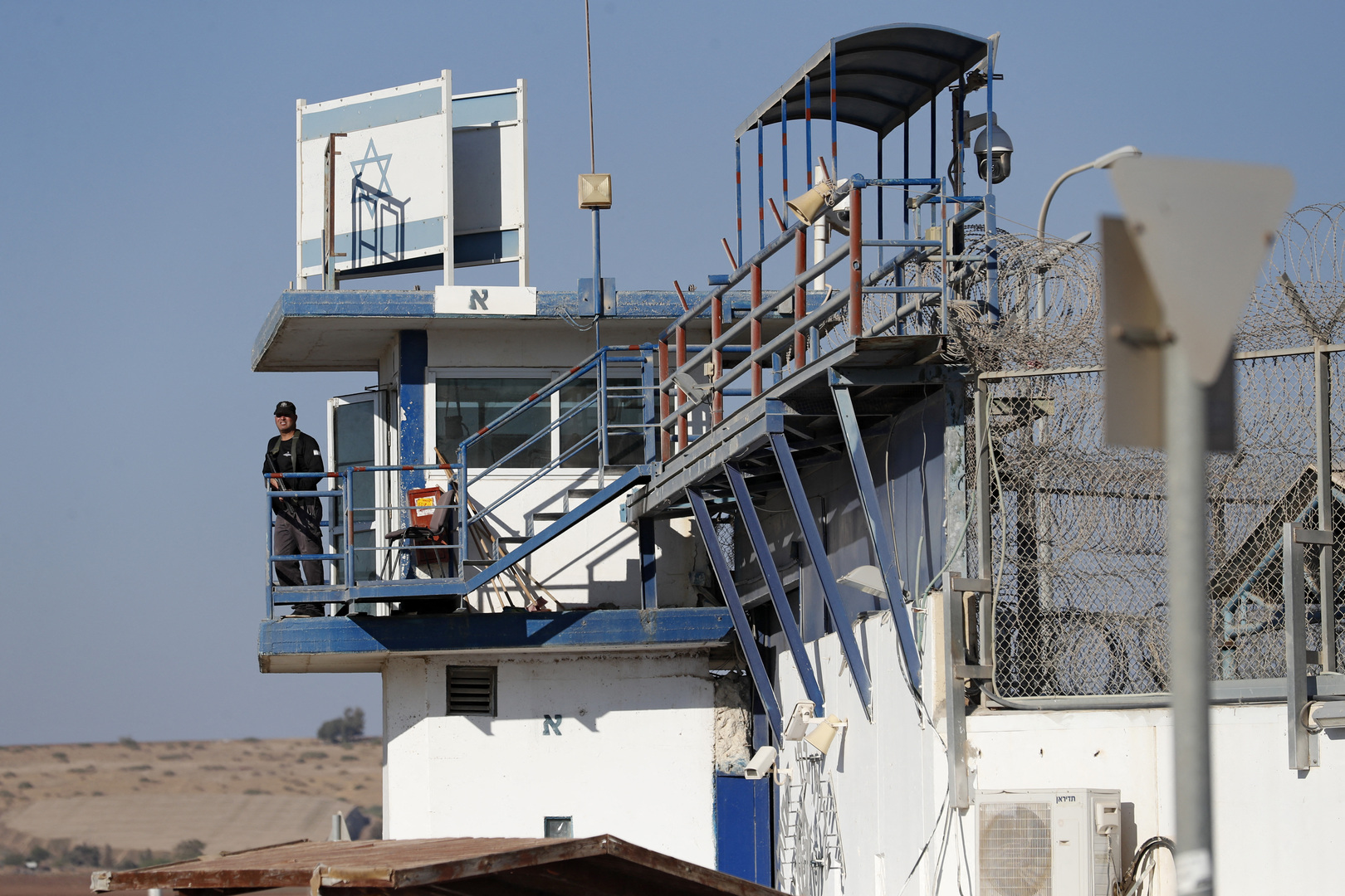 أسرى فلسطينيون يحتجزون اثنين من الشرطة الإسرائيلية في سجن مجدو وسط حالة من التوتر