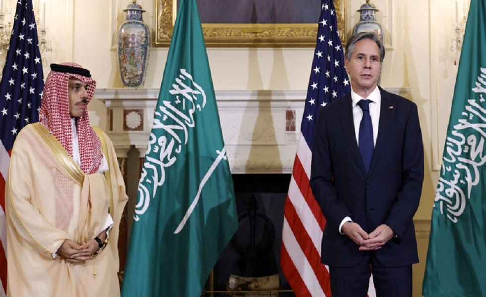وزير الخارجية السعودي فيصل بن فرحان مع نظيره الأمريكي أنتوني بلينكن.