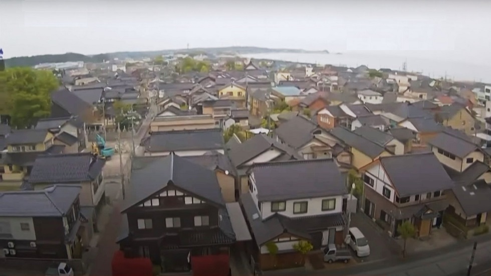 اليابان.. زلزال قوي يودي بحياة شخص على الأقل ويدمر عددا من المنازل