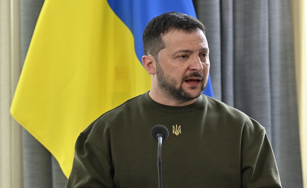 مستشار أوكراني سابق: زيلينسكي معلق بخيط رفيع وعليه الاستقالة