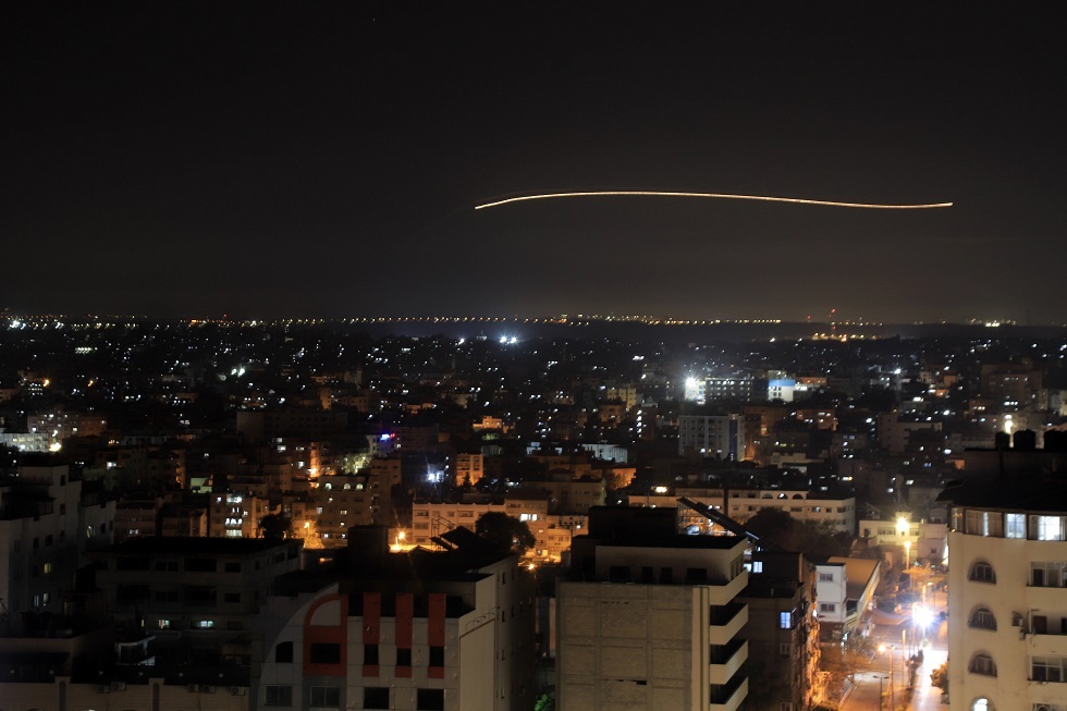 مراسلتنا: 16 إصابة نتيجة سقوط صواريخ من غزة على عسقلان  (فيديو)