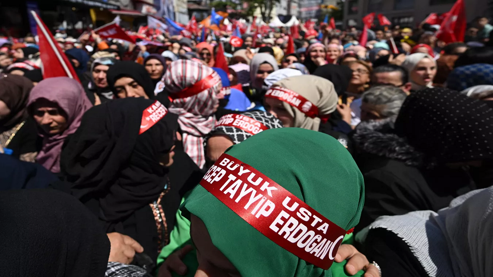 اسطنبول.. آلاف الأتراك يحتشدون في ساحة كيزيلاي دعما لأردوغان