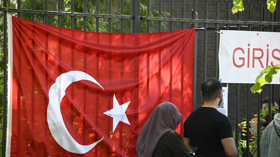 الانتخابات التركية تشهد إقبالا كبيرا قبيل إغلاق مراكز الاقتراع