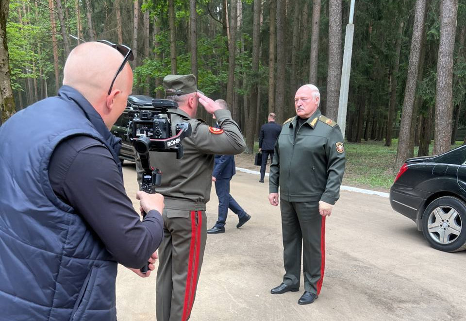 نفيا للشائعات حول وضعه الصحي.. لوكاشينكو يصل لمقر القيادة المركزية للقوات الجوية