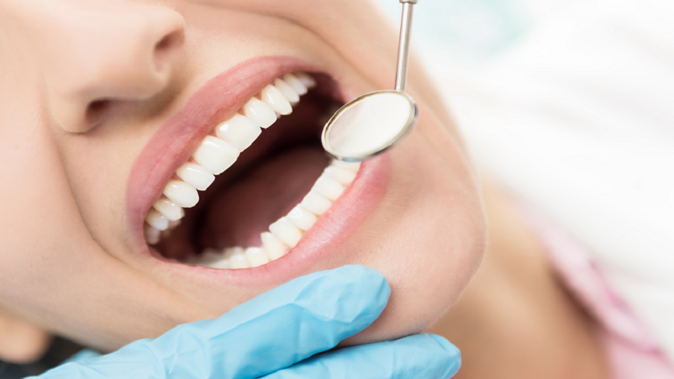 طبيب أسنان يكشف عن 4 أطعمة لا ينبغي تناولها لصحة أسنان جيدة!