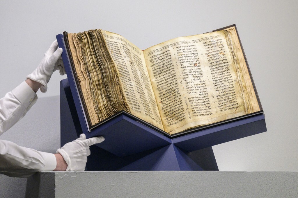 بيع أقدم كتاب مقدس مكتوب بالعبرية مقابل 38 مليون دولار (صور)
