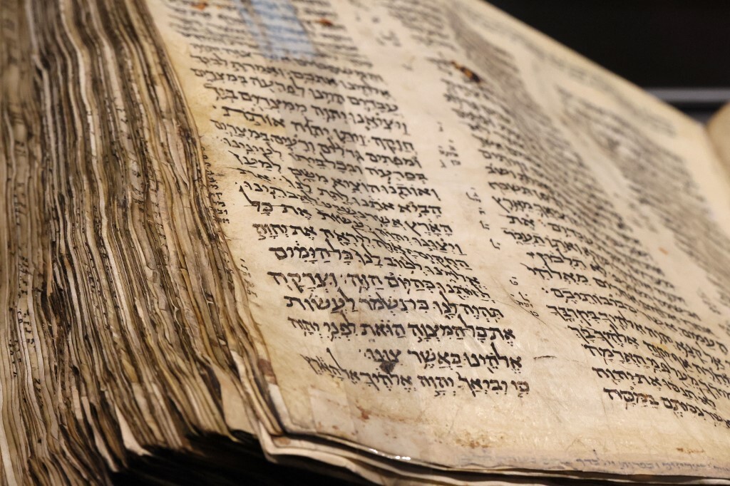 بيع أقدم كتاب مقدس مكتوب بالعبرية مقابل 38 مليون دولار (صور)