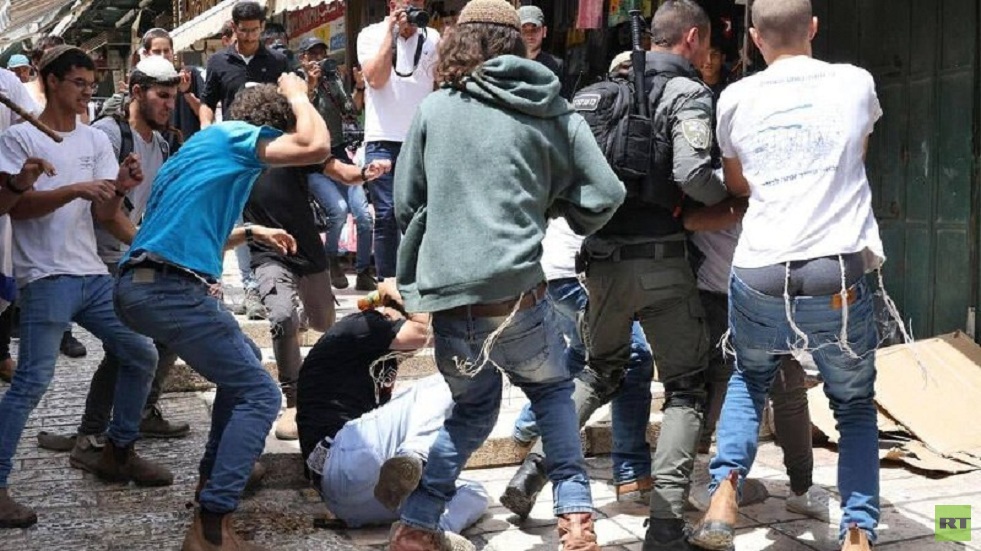 اعتداءات مستوطنين إسرائيليين على فلسطينيين في القدس القديمة (صور+فيديو)