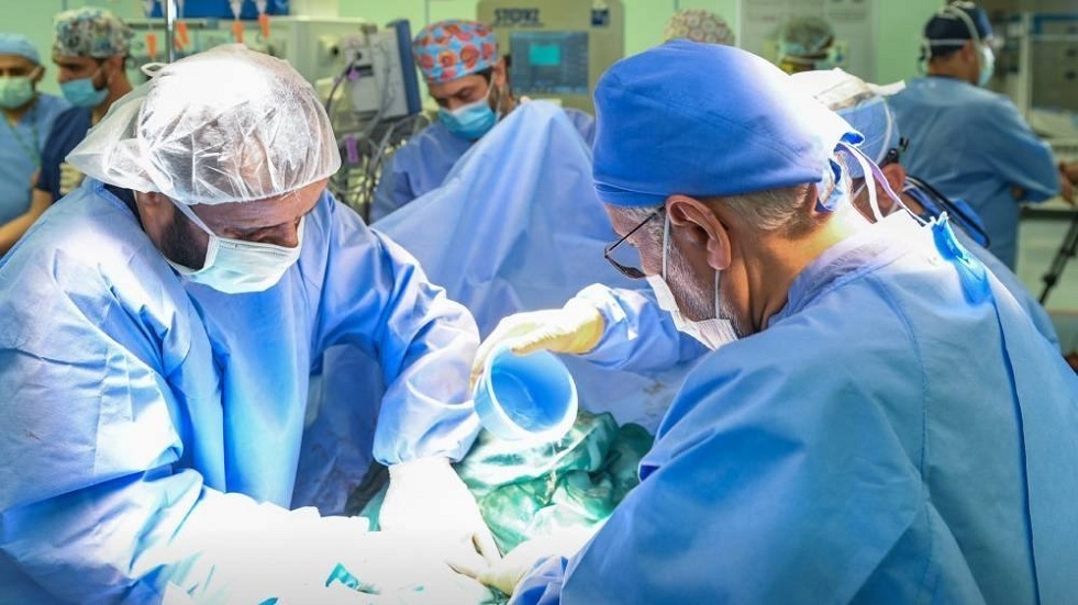 بالفيديو.. أمهر الأطباء السعوديين يباشرون في فصل التوأم السيامي النيجيري حسانة وحسينة