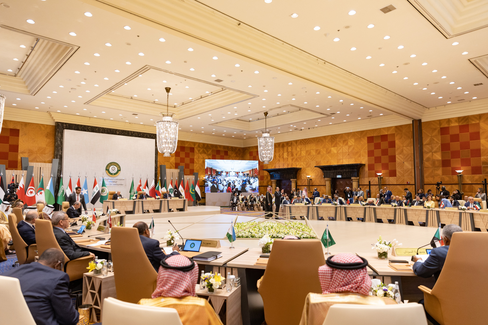 وصول نائب رئيس الإمارات منصور بن زايد آل نهيان إلى جدة للمشاركة في القمة العربية (فيديو)