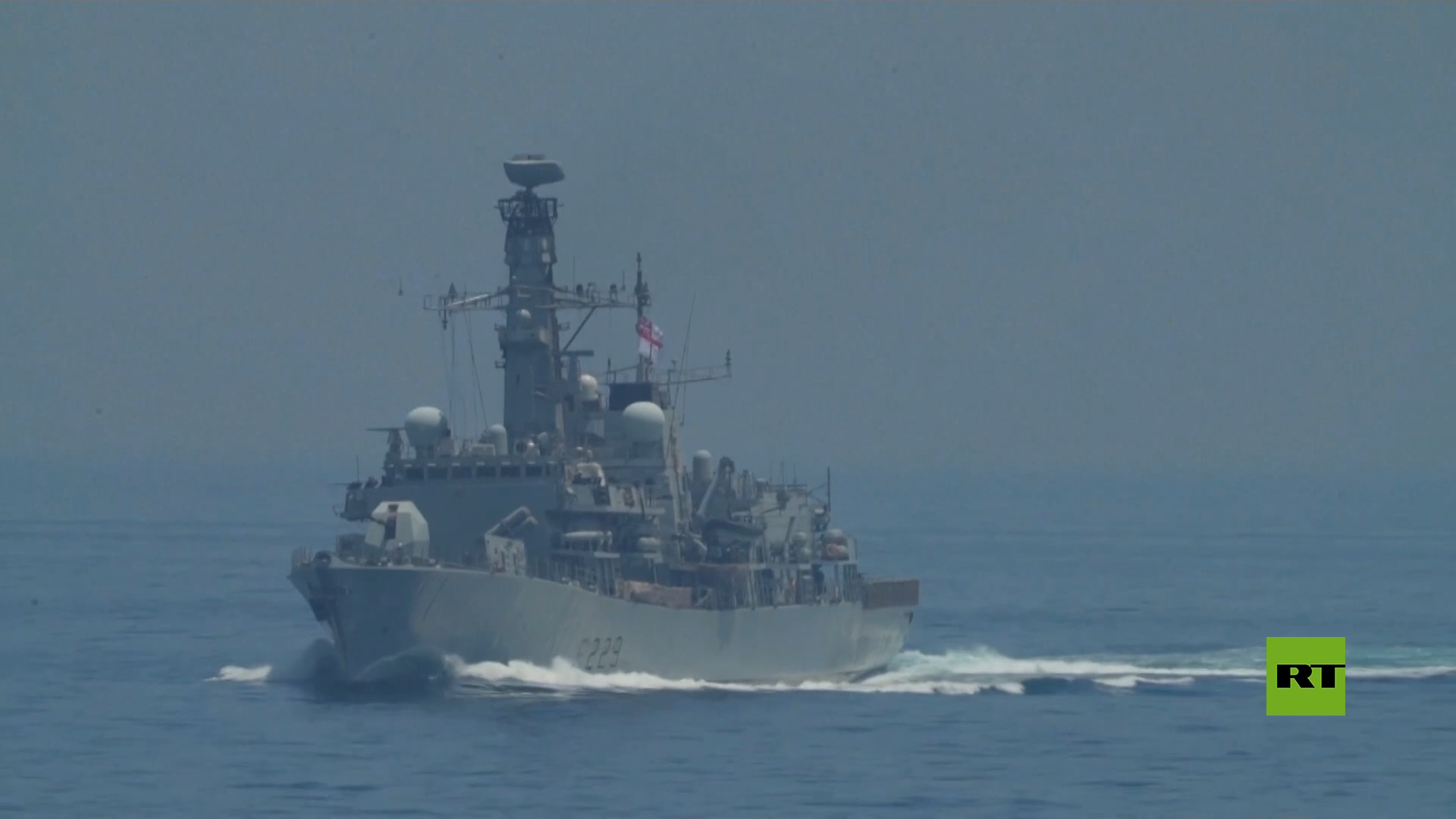 بالفيديو.. سفن إيرانية ترافق مدمرة للبحرية الأمريكية برحلة نادرة في مضيق هرمز