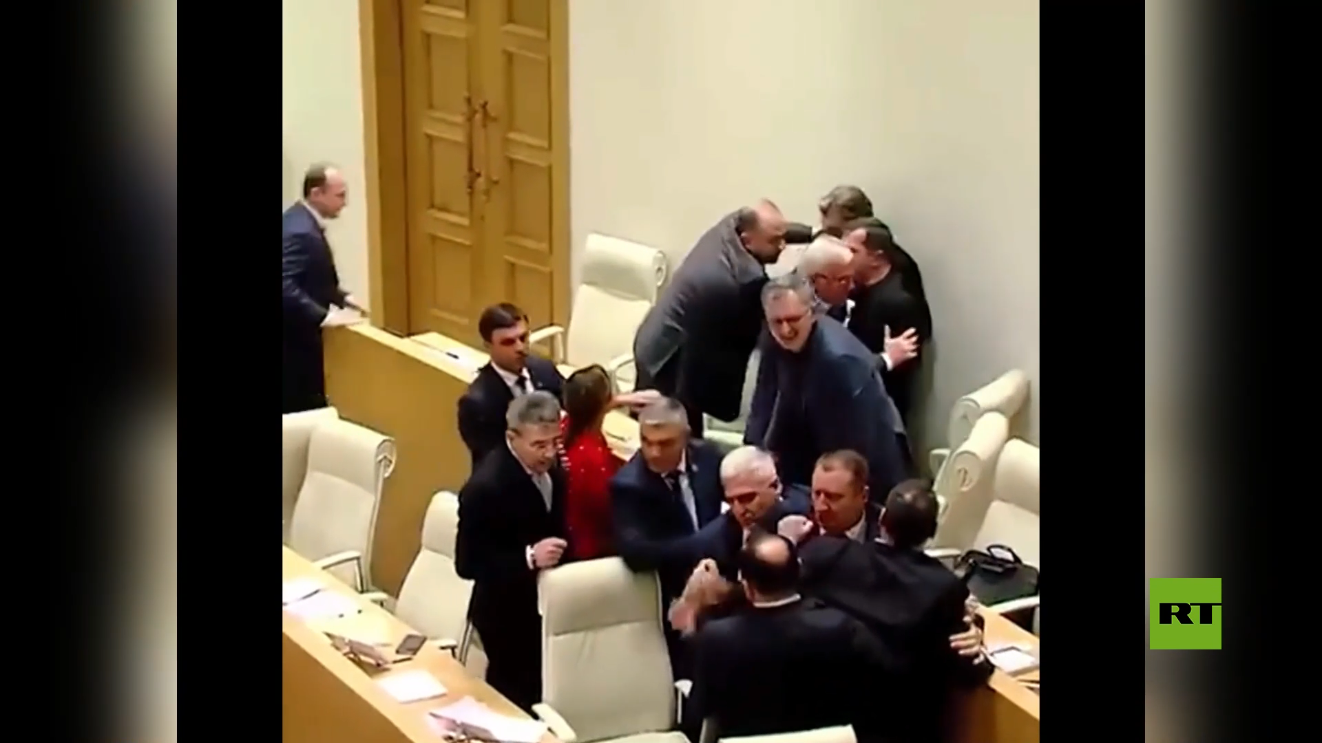 بالفيديو.. عراك بالأيدي في برلمان جورجيا على خلفية استئناف روسيا الرحلات الجوية مع تبليسي