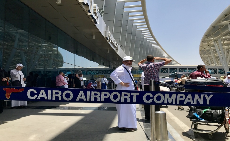 جمارك مطار القاهرة تضبط 3 مهربي مخدرات وعملات أثرية نادرة وعاج فيلة (صور)