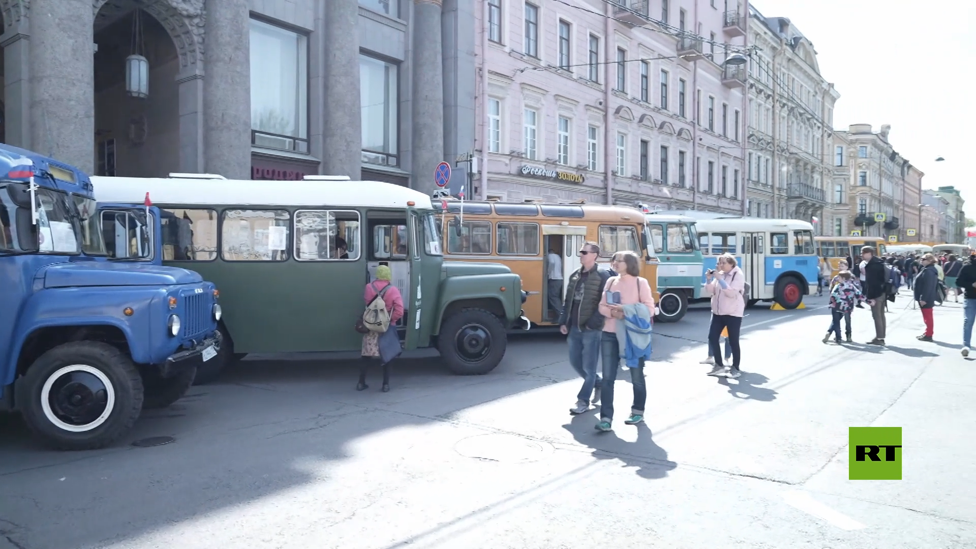 بالفيديو.. عرض للسيارات والحافلات الروسية القديمة في بطرسبورغ