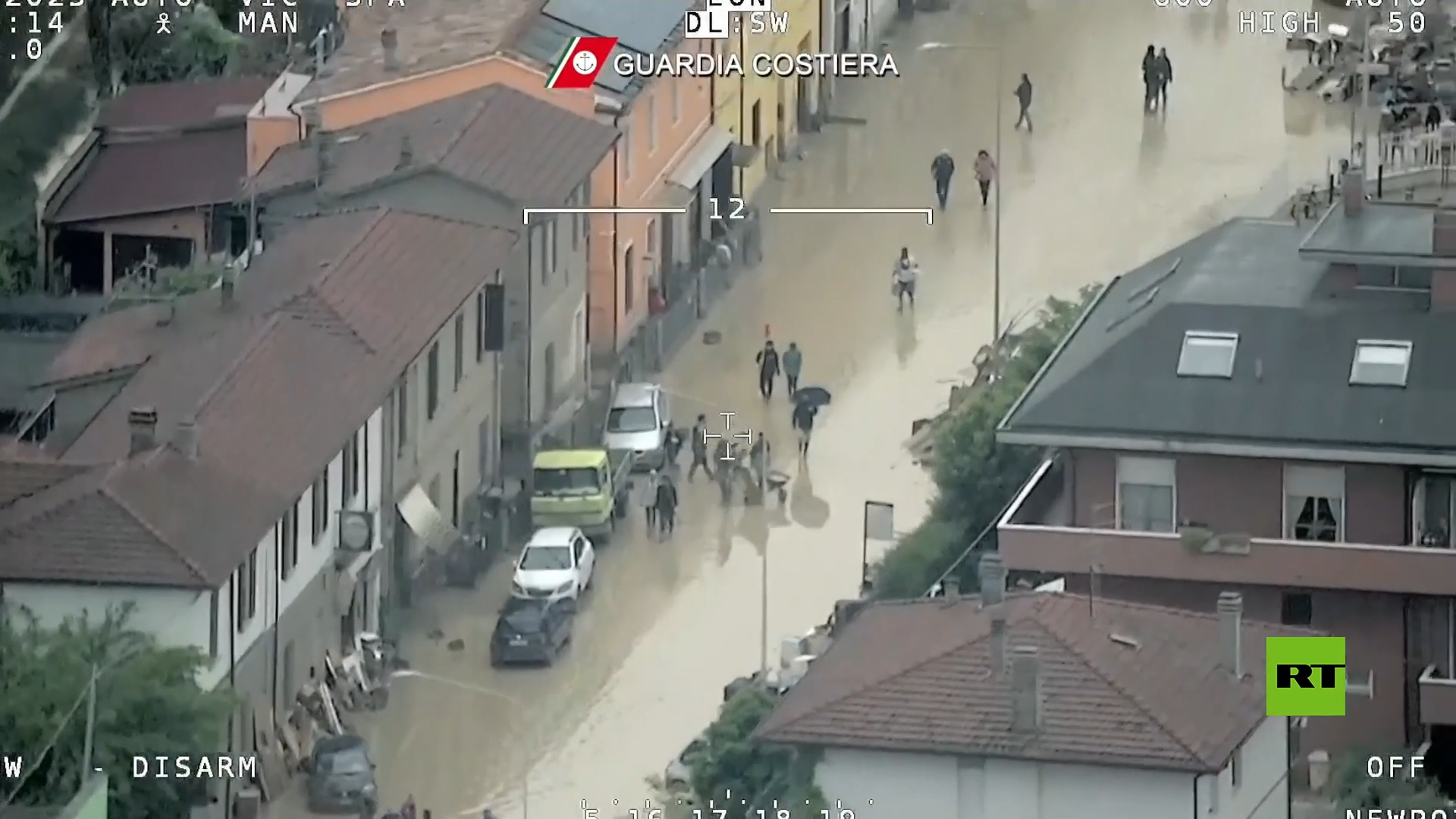 خفر السواحل الإيطالي ينقذ ضحايا الفيضانات