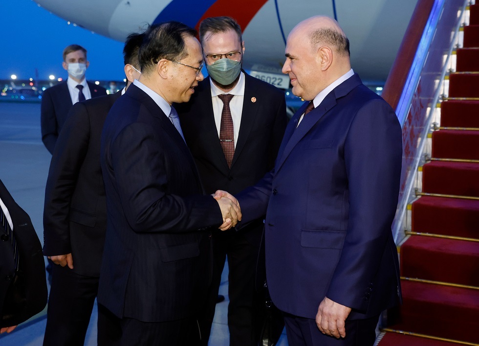 رئيس الوزراء الروسي يلتقي شي جين بينغ في بكين